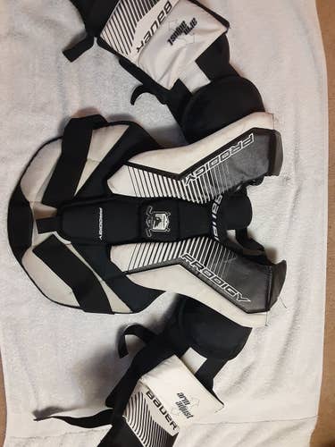 Used Youth L/XL Bauer Prodigy Goalie Chest Protector, with Glove and Blocker
