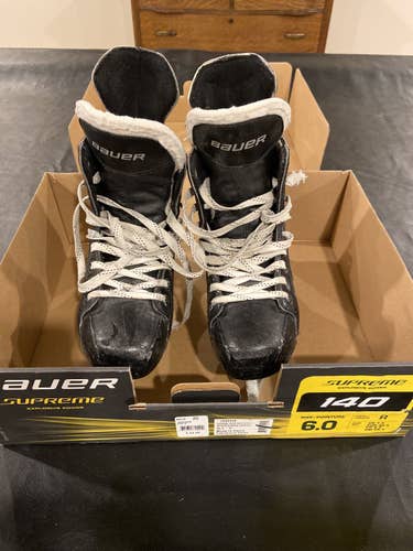 Senior Bauer Regular Width  Size 6 Supreme 140 Hockey Skates