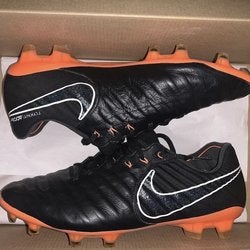 Black Men's Size 7.0 (Women's 8.0) Nike Tiempo legend Cleats