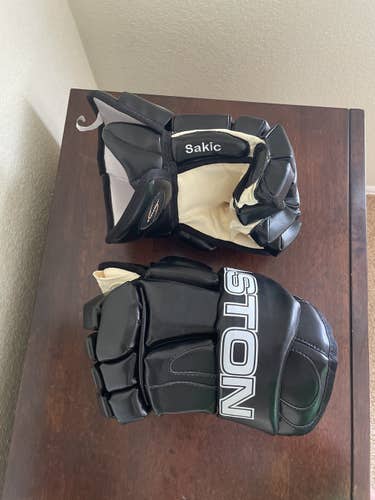 Joe Sakic Pro Stock Easton Synergy Hockey Gloves