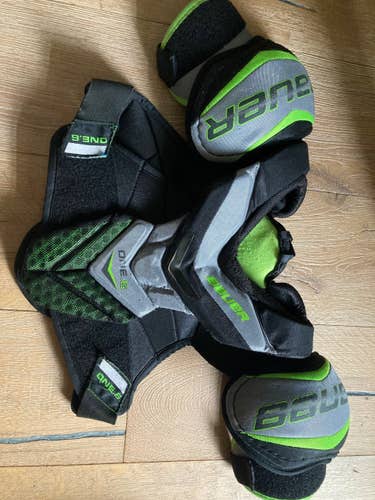 Bauer Supreme One.6 Shoulder Pads Junior Medium