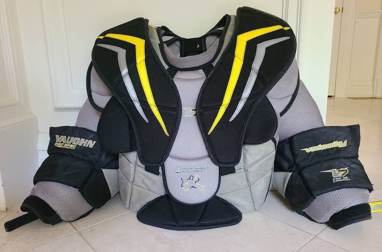 Used Senior Small Vaughn Velocity V7 XF Pro Carbon Goalie Chest Protector