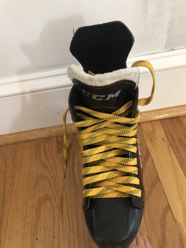 Junior CCM Regular Width  Size 4 JetSpeed FT340 Hockey Skates