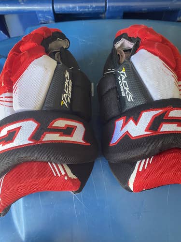 Black Used Junior CCM Tacks 7092 Gloves 12"