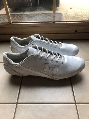 White Men’s Under Armour Cleats Low Cut Spotlight
