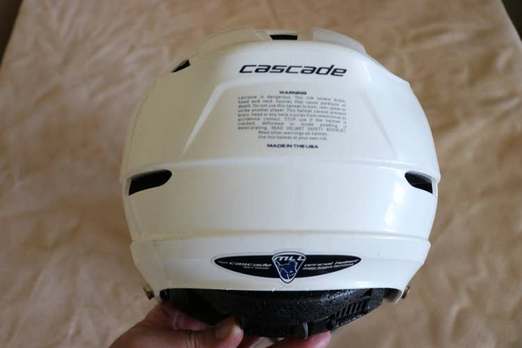 White Used Youth Goalie Cascade CPV-R Helmet (Sm/Md)