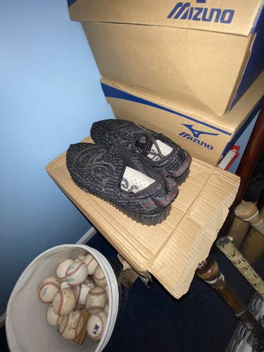 Black Used Size Men's 10.5 (W 11.5)  Fake Adidas Yeezy Boost 350 V2