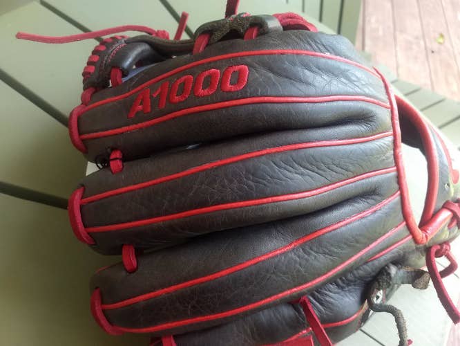 Used High School/College Wilson Right Hand Throw Infield A1000 Baseball Glove 11.5"