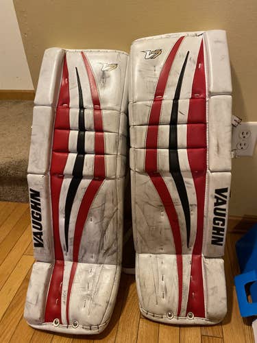 Used Intermediate 31"+2 Vaughn Velocity V7 XF Goalie Leg Pads