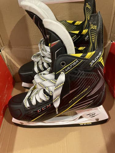 Senior CCM Extra Wide Width  Size 6 Ultra Tacks Hockey Skates