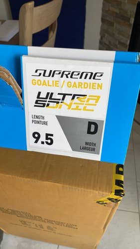 New Bauer Regular Width Size 9.5 Ultrasonic Hockey Goalie Skates