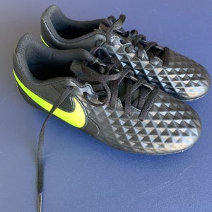 Nike youth size 1 Tiempo Soccer Cleats AT5881-070 Black Volt