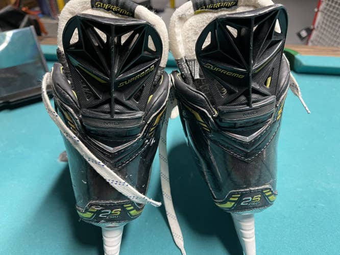 Junior Bauer Regular Width Size 5 Supreme 2S Pro Hockey Skates