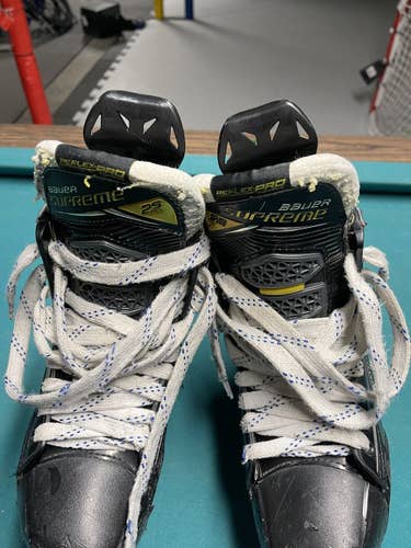 Junior Bauer Regular Width Size 5.5 Supreme 2S Pro Hockey Skates