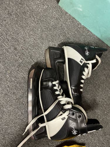 Junior CCM Regular Width Size 6 wayne gretzkys Hockey Skates