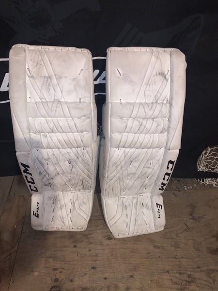 White Intermediate 32 + 1” CCM Extreme Flex E4.9 Goalie Leg Pads