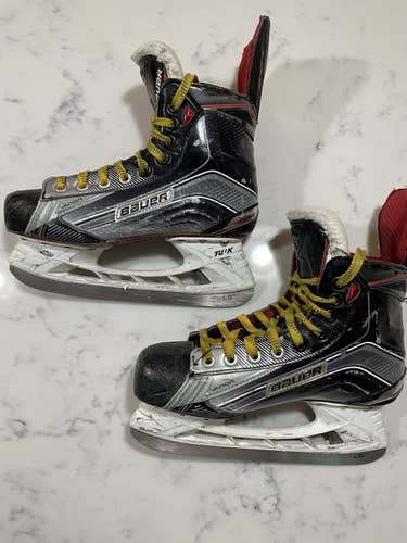 Junior Bauer Regular Width  Vapor X900 Hockey Skates