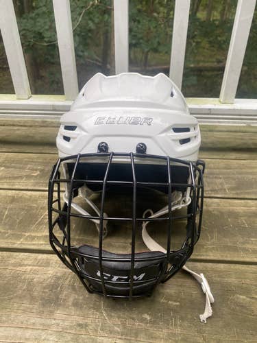 White Used Large Bauer  Re-Akt 95 Helmet