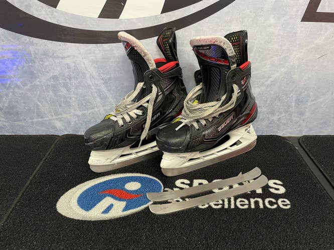 Junior Bauer Size 4 D Vapor 2X Hockey Skates, With Superfeet And Extra Blades