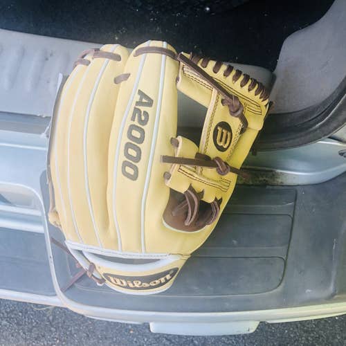Brown New High School/College Wilson Right Hand Throw Infield A2000 Baseball Glove 11.5"