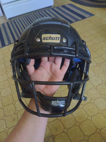 Medium matte black Schutt F7 Helmet