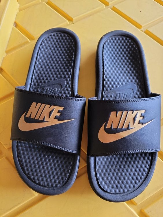 nike flip flops size 9