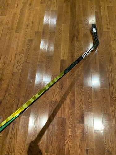 *Like new* Senior LH 77 Flex P28 Retail Supreme Ultra Sonic Hockey Stick