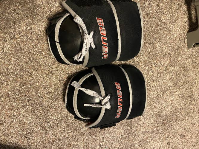 Bauer junior goalie knee pads / guards / Protector