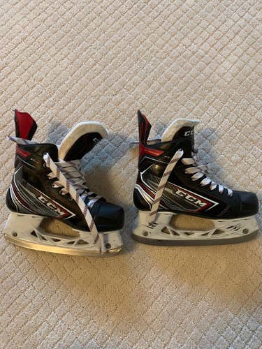 Junior Used CCM JetSpeed FT490 Hockey Skates Regular Width Size 2.5