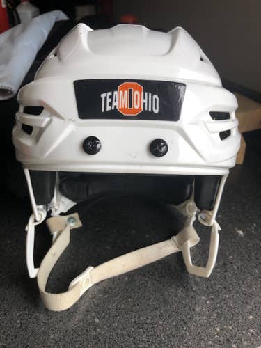 White Used Large Bauer  Re-Akt 95 Helmet