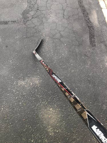 Senior Right Handed Pro Stock Supreme 1S Hockey Stick