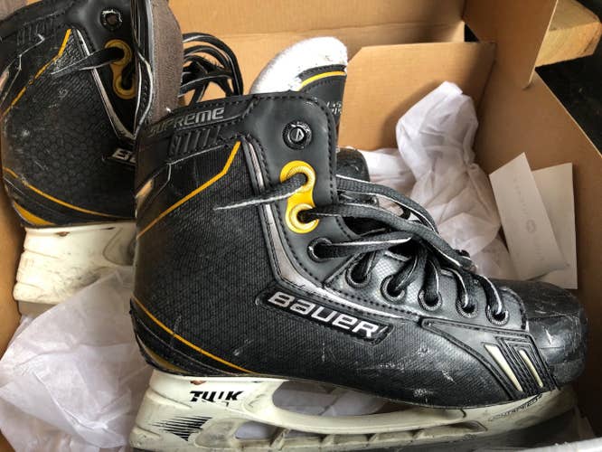 Junior Bauer Regular Width  Size 4 Supreme One.7 Hockey Skates