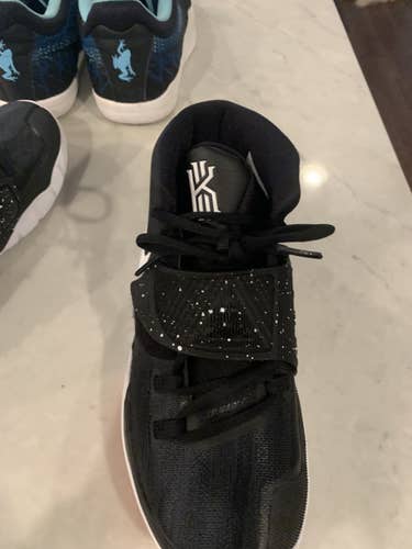 Black Kid's Size 7.0 (Women's 8.0) Nike Kyrie 3 Shoes
