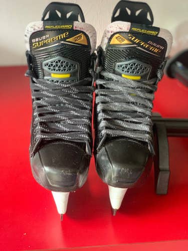 Junior Bauer Regular Width  Size 4.5 Supreme 2S Pro Hockey Skates