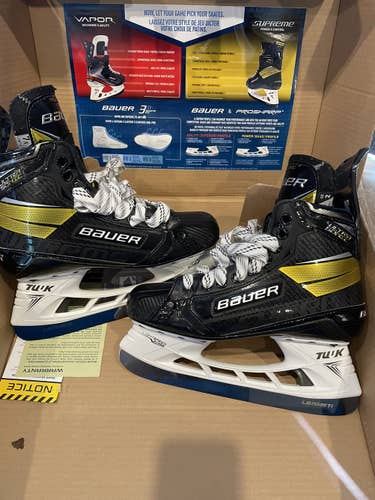 Senior Bauer Regular Width  Size 7.5 Supreme Ultrasonic Hockey Skates