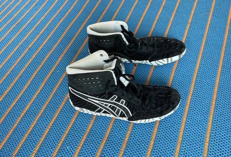 Used Asics wrestling shoes