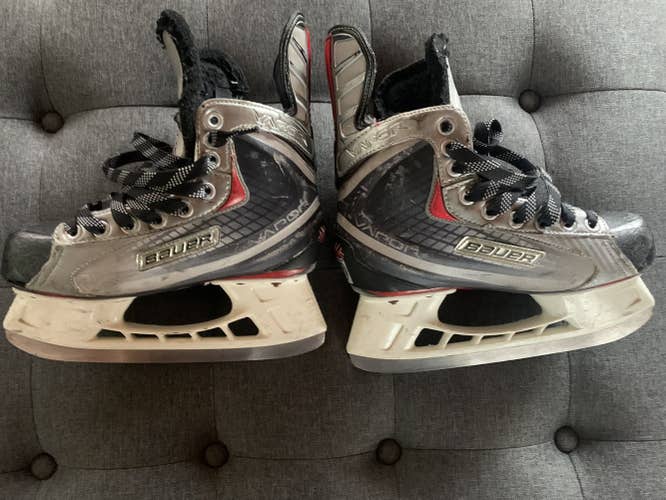 Junior Bauer Regular Width  Size 2.5 Vapor X20 Hockey Skates