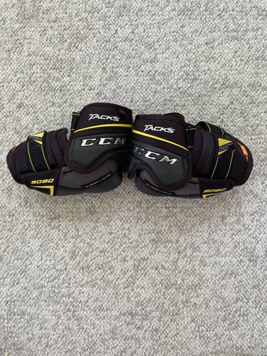 Used Medium CCM Tacks 9080 Elbow Pads