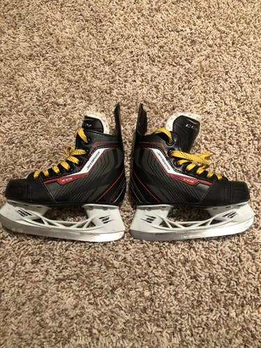 Youth CCM Regular Width  Size 10 JetSpeed 250 Hockey Skates