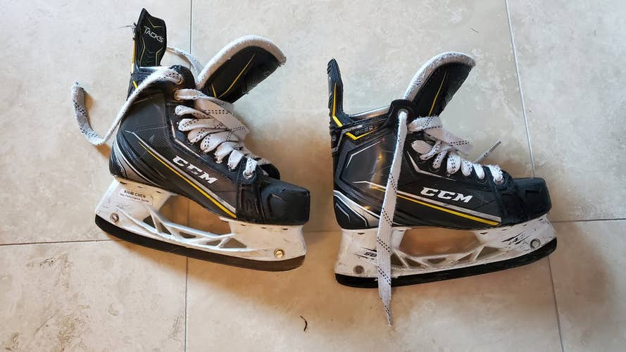 Junior Used CCM Tacks 9090 Hockey Skates Regular Width Size 5