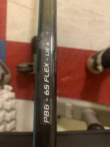 Intermediate Right Handed Mid Pattern Nexus 2N Pro Hockey Stick