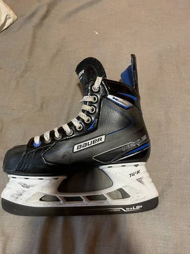 Bauer Regular Width  Size 7.5 Nexus N2700 Hockey Skates
