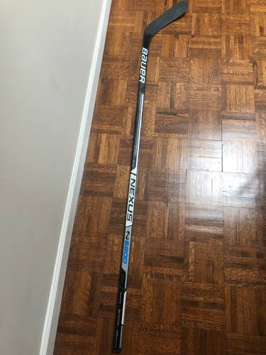 Used Senior Bauer Right Handed Nexus 2900 Grip Hockey Stick 87 Flex P88