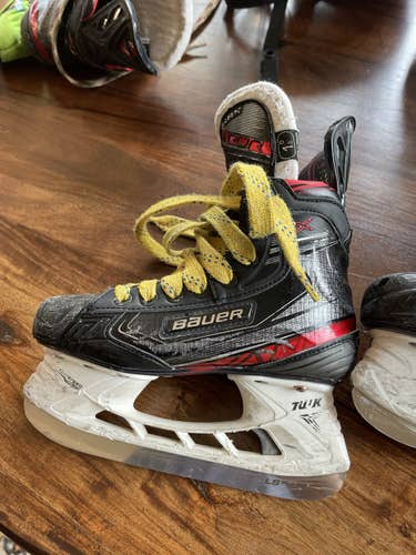 Junior Used Bauer Vapor 2X Hockey Skates Regular Width Size 1.5