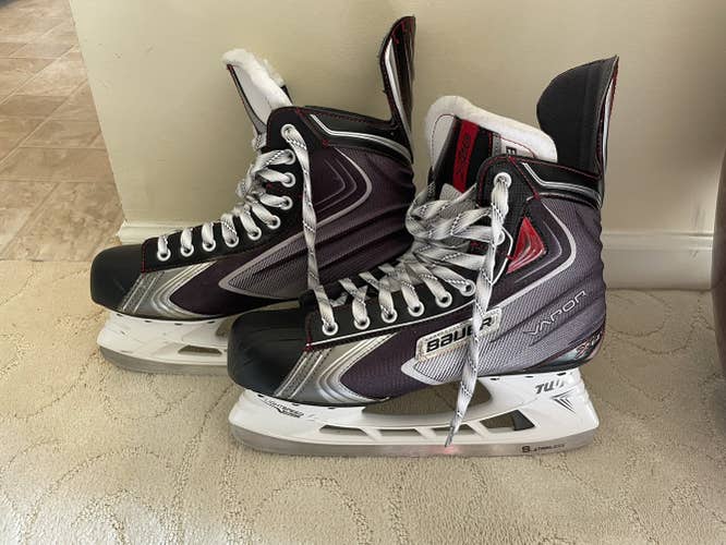 Senior Bauer Regular Width  Size 9.5 Vapor X60 Hockey Skates