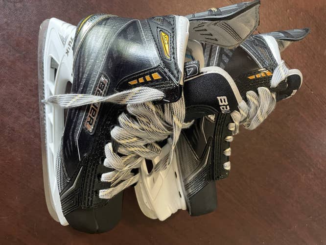 Junior Bauer Regular Width  Size 4 Supreme MX3 Hockey Skates