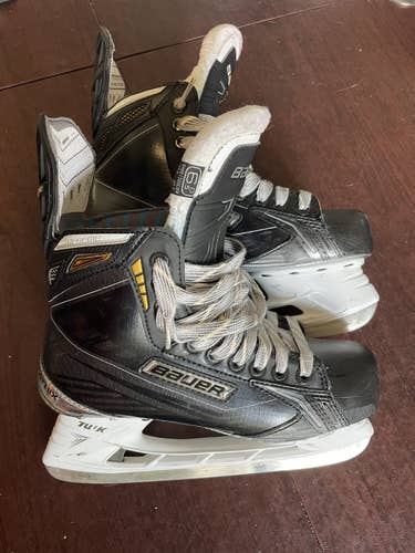 Senior Bauer Regular Width  Size 6.5 Supreme matrix Hockey Skates