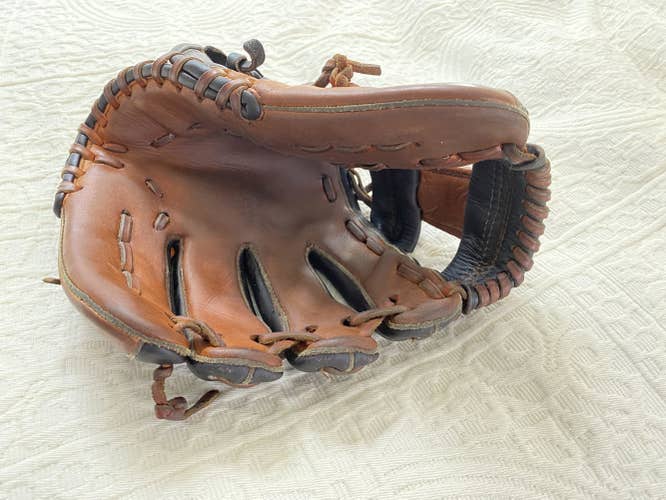 Used Nokona Right Hand Throw Baseball Glove 11.25"