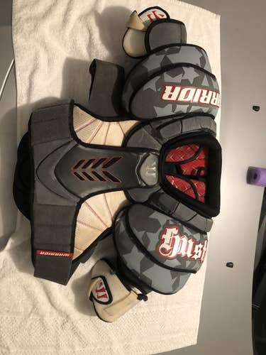 Warrior Hustler Senior Medium Shoulder Pads