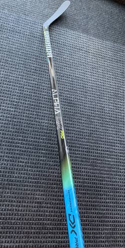 Senior Right Handed Mid Pattern Alpha DX Pro Team Hockey Stick